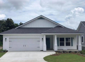 New 4 bedroom home-Short walk to beach